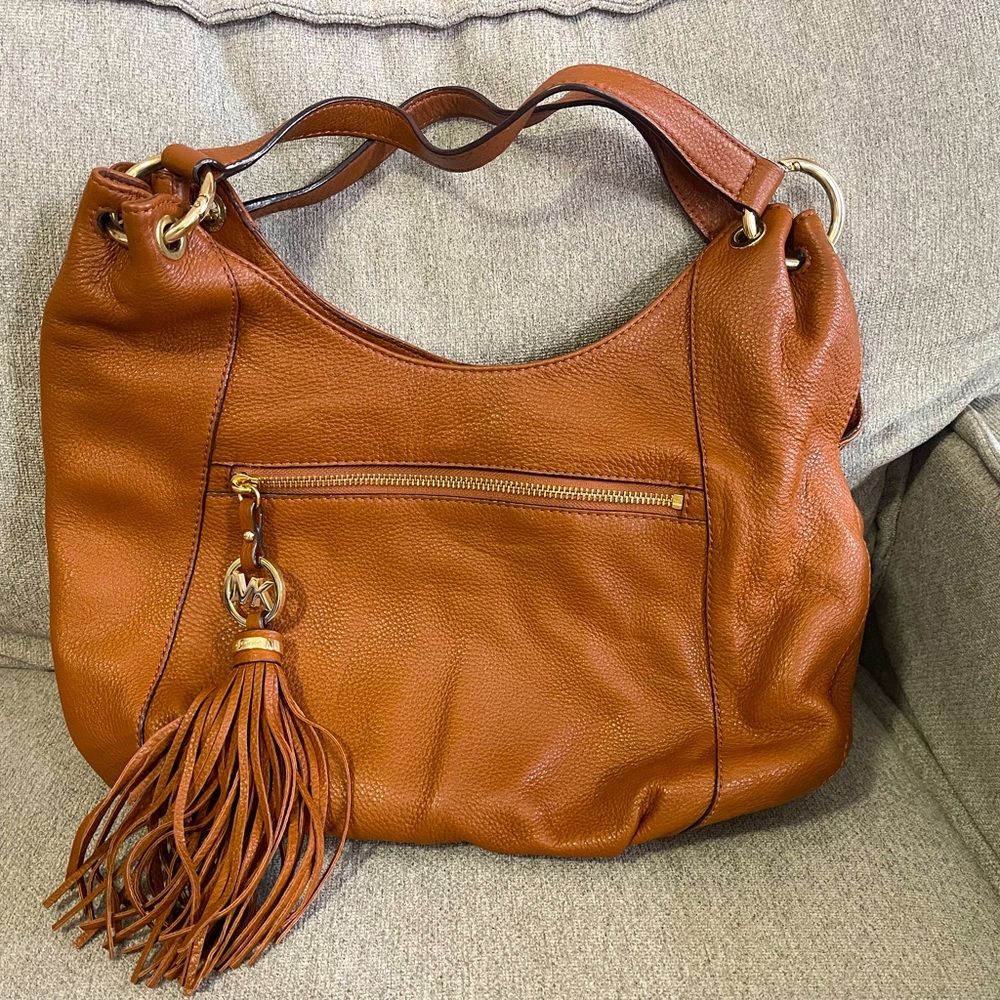Gently used Michael Kors Handbag (comes with dust bag)